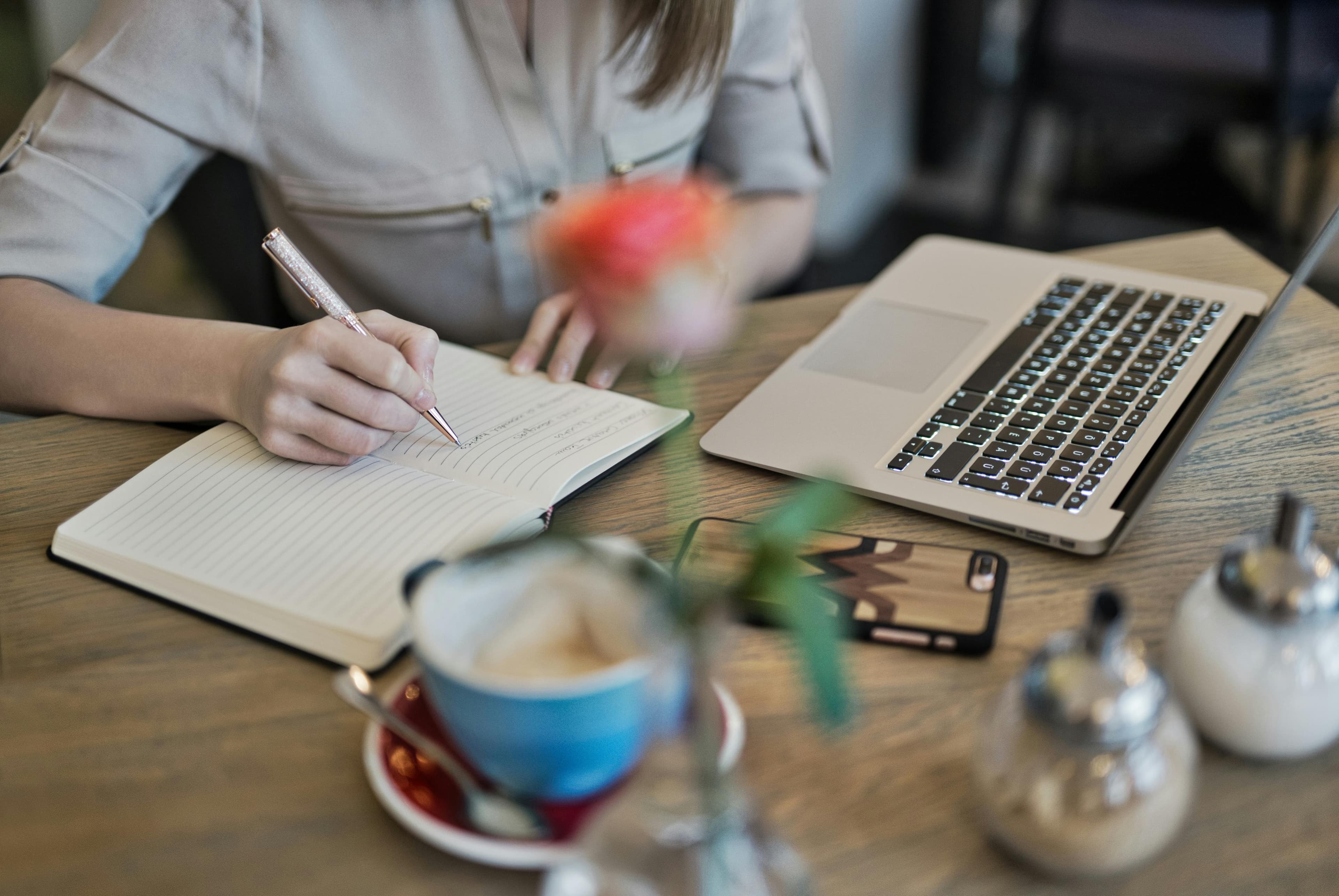 AI SEO Content Writer vs. Regular Writer: What's the Difference?