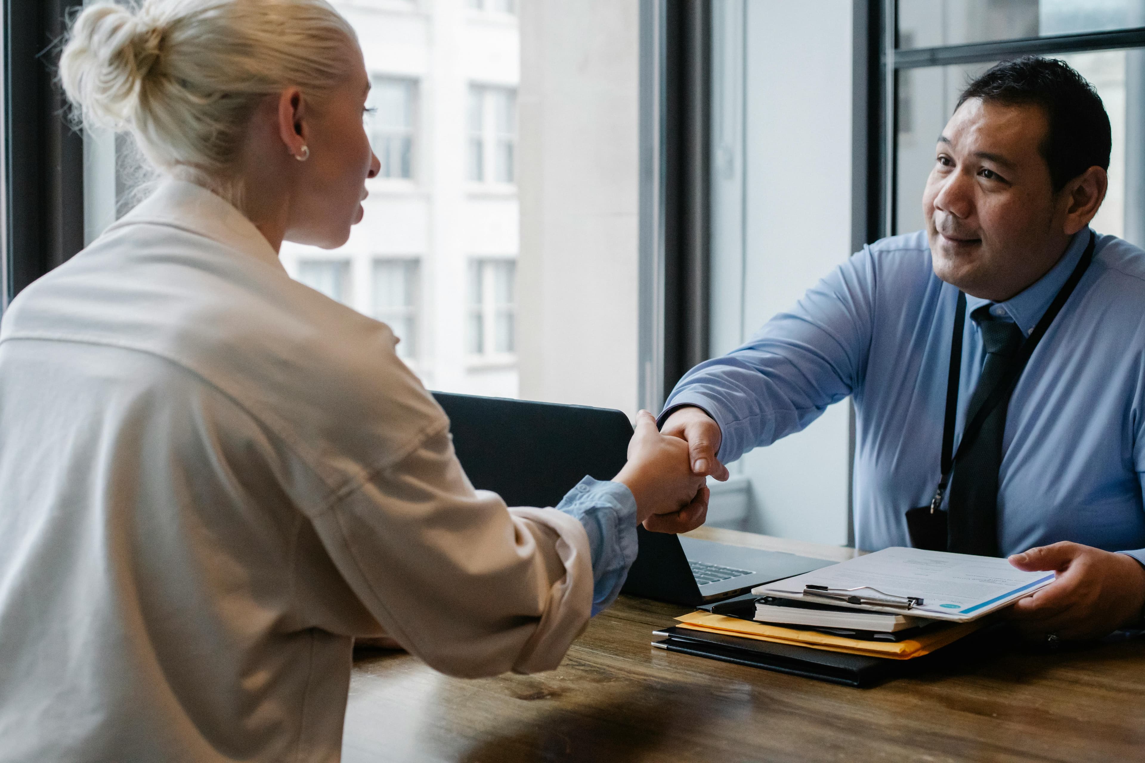 SEO Content Writer vs. General Writer: How to Make the Right Choice